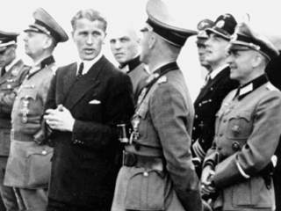 1943/1944: Wernher von Braun (en chaqueta) con oficiales de la Wehrmacht